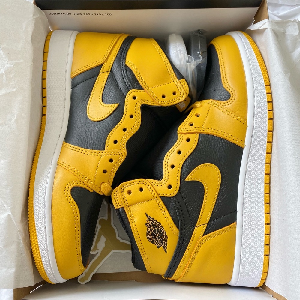 Air Jordan 1 Retro High OG GS ‘Pollen’🐝
Comes w/ yellow, black, and white laces